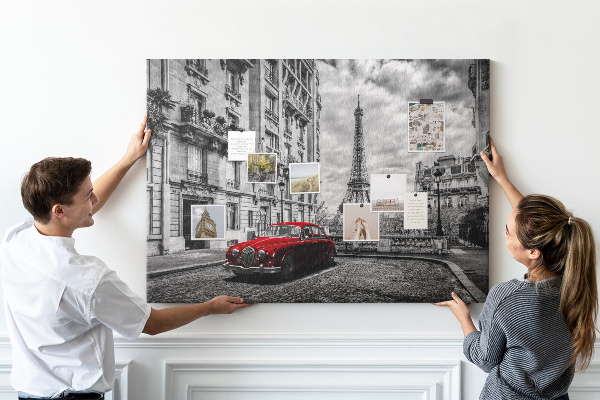 Korkbild rotes Auto vor der Kulisse von Paris