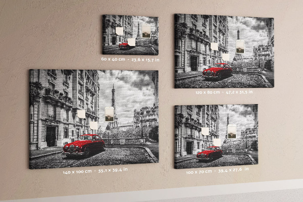 Korkbild rotes Auto vor der Kulisse von Paris