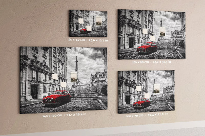 Korkbild rotes Auto vor der Kulisse von Paris