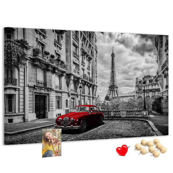 Korkbild rotes Auto vor der Kulisse von Paris