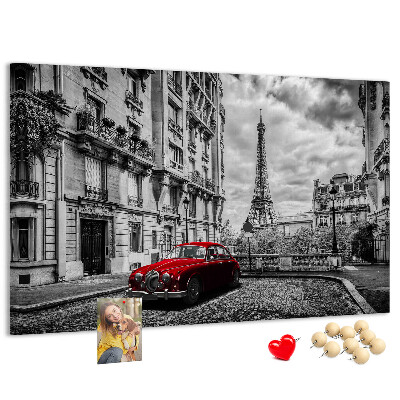 Korkbild rotes Auto vor der Kulisse von Paris