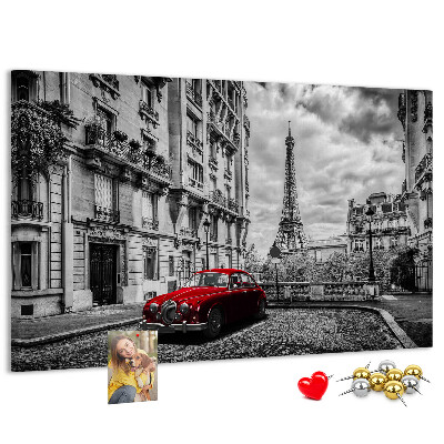 Korkbild rotes Auto vor der Kulisse von Paris
