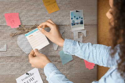 Bild mit Korkrückwand mit hölzernen Buchstaben in Herzform