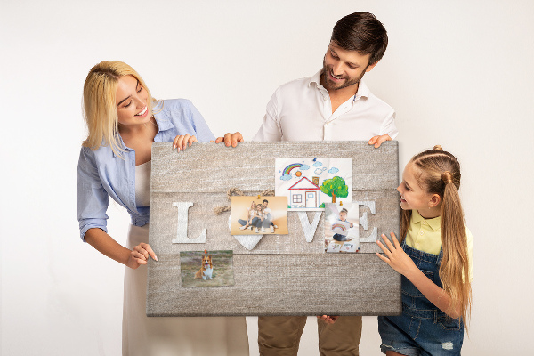 Bild mit Korkrückwand mit hölzernen Buchstaben in Herzform