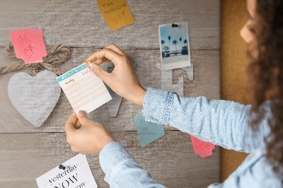 Bild mit Korkrückwand mit hölzernen Buchstaben in Herzform