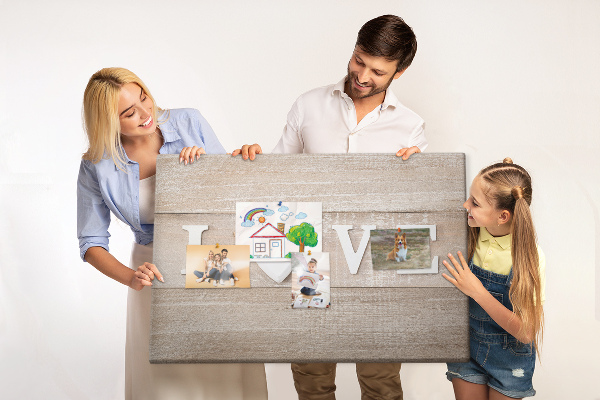 Bild mit Korkrückwand mit hölzernen Buchstaben in Herzform