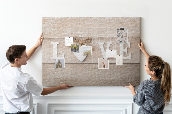 Bild mit Korkrückwand mit hölzernen Buchstaben in Herzform