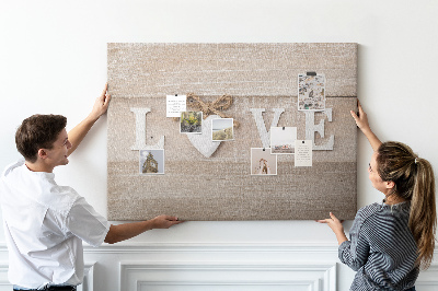 Bild mit Korkrückwand mit hölzernen Buchstaben in Herzform