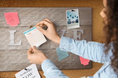Bild mit Korkrückwand mit hölzernen Buchstaben in Herzform