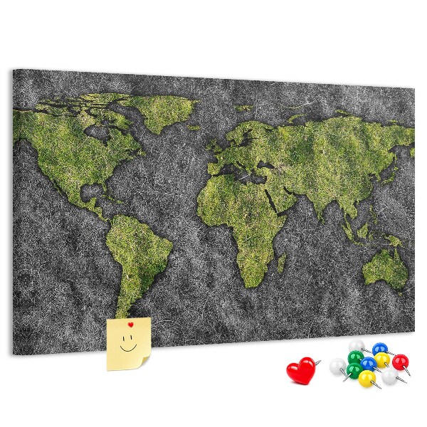 Korktafel mit grüner Weltkarte auf grauem Hintergrund