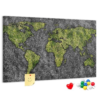 Korktafel mit grüner Weltkarte auf grauem Hintergrund