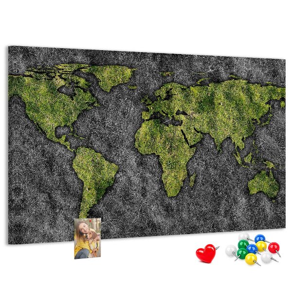 Korktafel mit grüner Weltkarte auf grauem Hintergrund