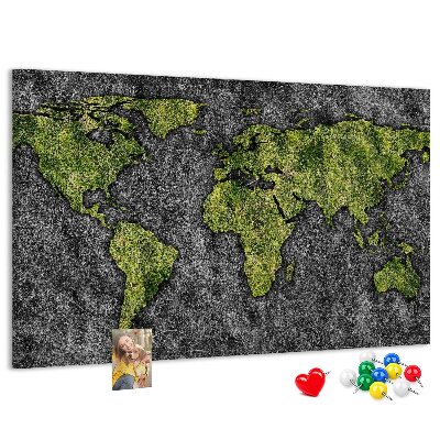 Korktafel mit grüner Weltkarte auf grauem Hintergrund