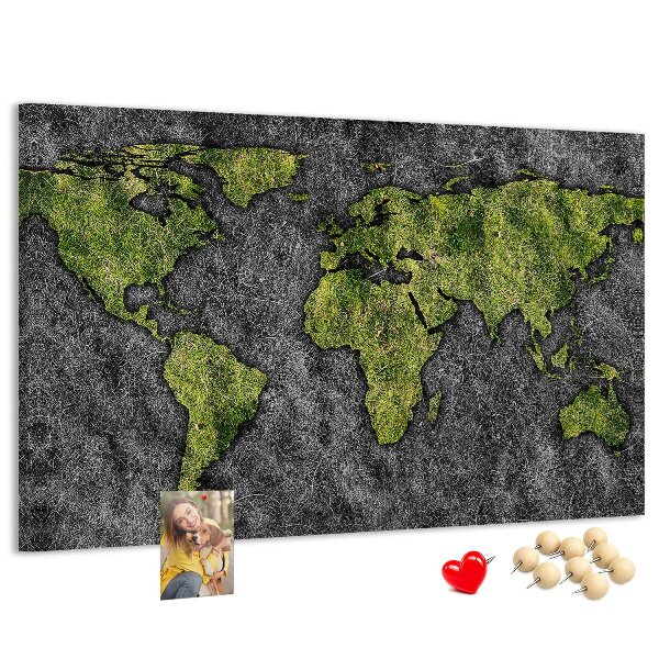 Korktafel mit grüner Weltkarte auf grauem Hintergrund