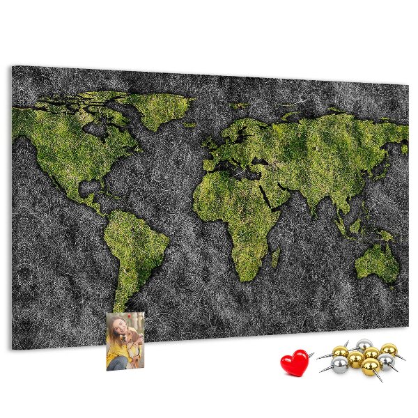 Korktafel mit grüner Weltkarte auf grauem Hintergrund