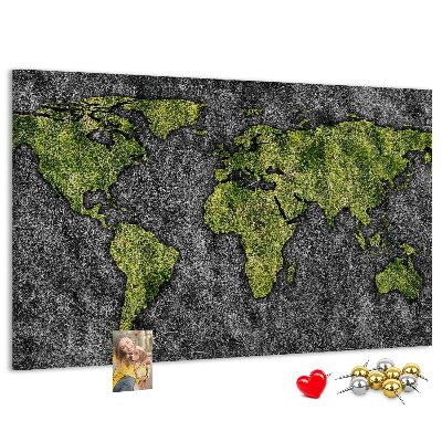 Korktafel mit grüner Weltkarte auf grauem Hintergrund