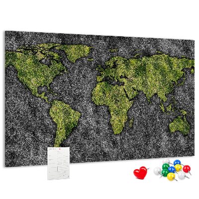 Korktafel mit grüner Weltkarte auf grauem Hintergrund