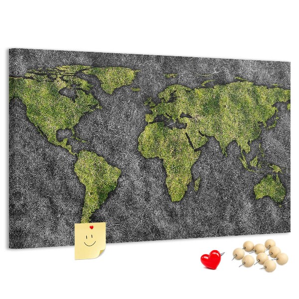 Korktafel mit grüner Weltkarte auf grauem Hintergrund