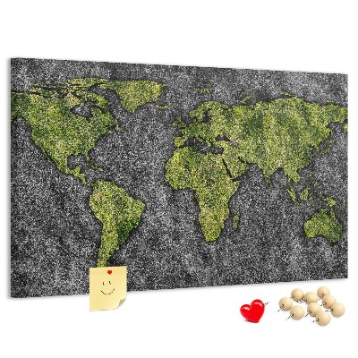Korktafel mit grüner Weltkarte auf grauem Hintergrund