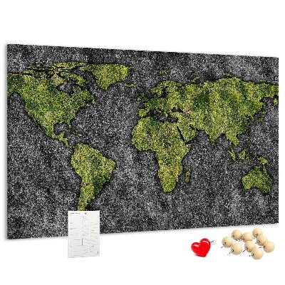 Korktafel mit grüner Weltkarte auf grauem Hintergrund