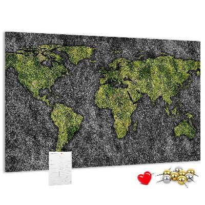 Korktafel mit grüner Weltkarte auf grauem Hintergrund
