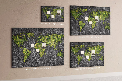 Korktafel mit grüner Weltkarte auf grauem Hintergrund