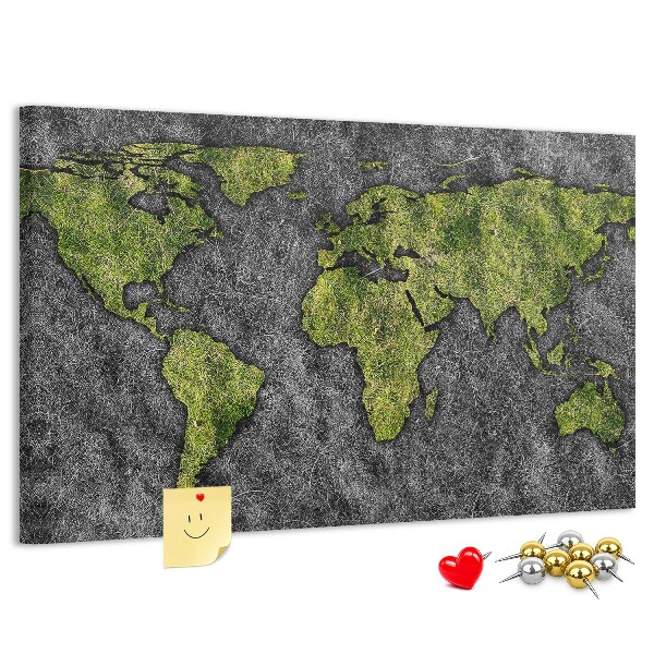 Korktafel mit grüner Weltkarte auf grauem Hintergrund