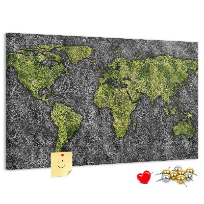 Korktafel mit grüner Weltkarte auf grauem Hintergrund