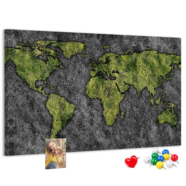 Korktafel mit grüner Weltkarte auf grauem Hintergrund