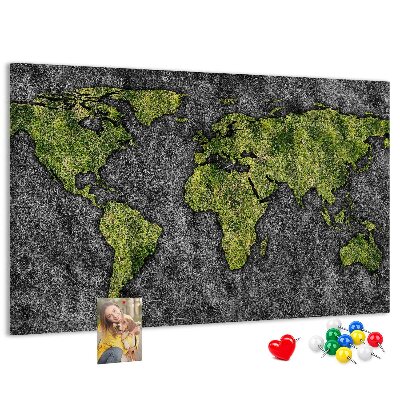 Korktafel mit grüner Weltkarte auf grauem Hintergrund