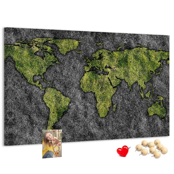 Korktafel mit grüner Weltkarte auf grauem Hintergrund