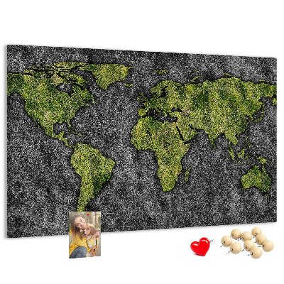 Korktafel mit grüner Weltkarte auf grauem Hintergrund