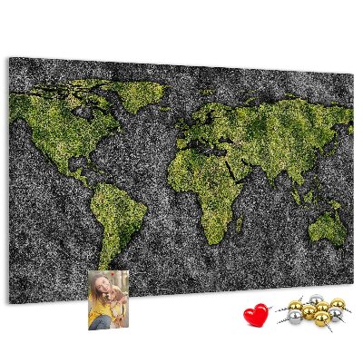 Korktafel mit grüner Weltkarte auf grauem Hintergrund
