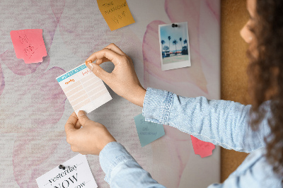 Kork-Pinnwand mit Motiv zarter Blütenblätter in Pastelltönen
