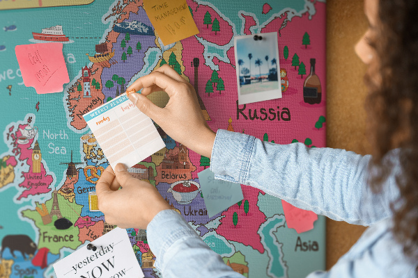 Bunte Europakarte mit Ländernamen auf Korkrückwand