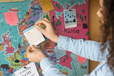 Bunte Europakarte mit Ländernamen auf Korkrückwand