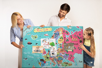 Bunte Europakarte mit Ländernamen auf Korkrückwand