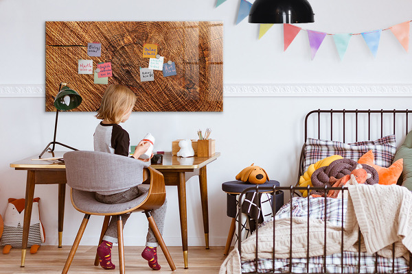 Schreib magnettafel Fotoorganisator auf einem Holzbrett