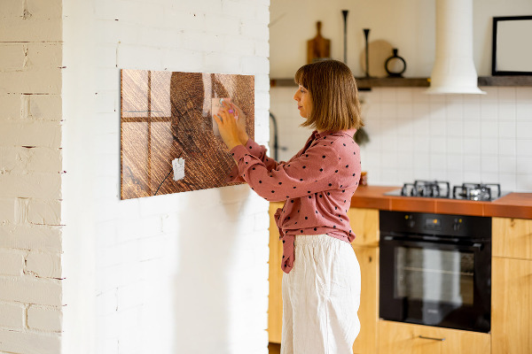 Schreib magnettafel Fotoorganisator auf einem Holzbrett