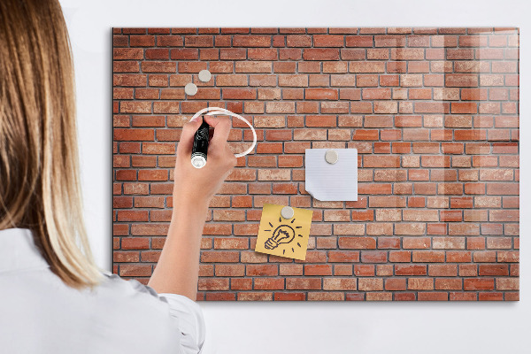 Schreib magnettafel Eine Notiztafel an einer Backsteinmauer