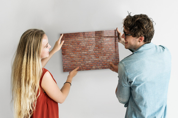 Schreib magnettafel Eine Notiztafel an einer Backsteinmauer