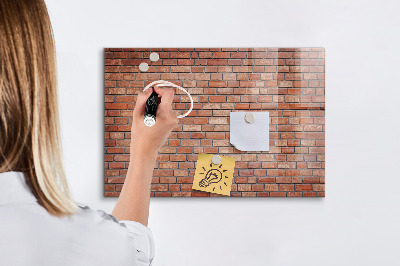 Schreib magnettafel Eine Notiztafel an einer Backsteinmauer