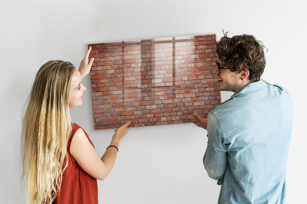 Schreib magnettafel Eine Notiztafel an einer Backsteinmauer