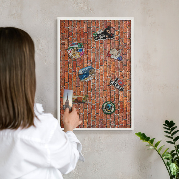 Magnettafel aus Metall für Souvenirs in weißem Rahmen Ziegelmotiv