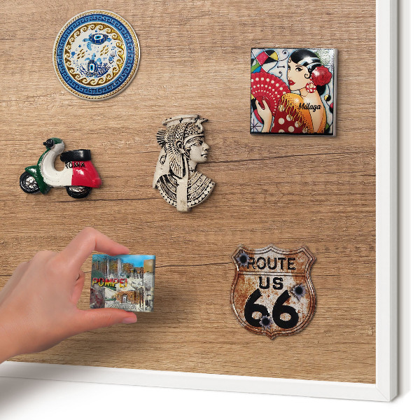 Magnettafel aus Metall für Souvenirs in weißem Rahmen Holzstruktur