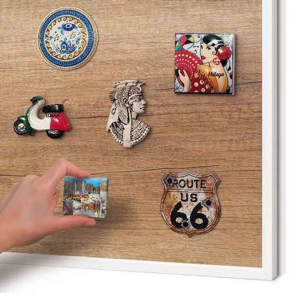 Magnettafel aus Metall für Souvenirs in weißem Rahmen Holzstruktur