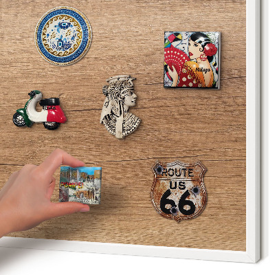 Magnettafel aus Metall für Souvenirs in weißem Rahmen Holzstruktur