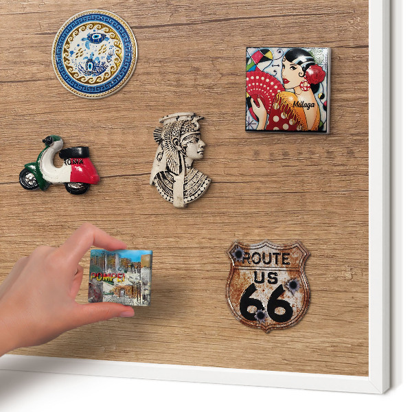 Magnettafel aus Metall für Souvenirs in weißem Rahmen Holzstruktur