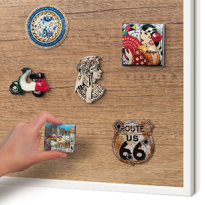 Magnettafel aus Metall für Souvenirs in weißem Rahmen Holzstruktur