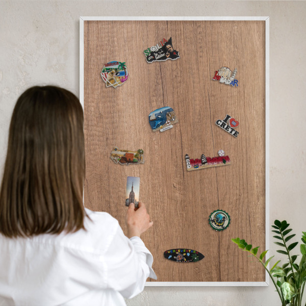 Magnettafel aus Metall für Souvenirs in weißem Rahmen Holzstruktur